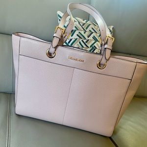 🎀MICHAEL KORS 🎀 JET SET TRAVEL
POWDER BLUSH
LG MF COMMUTER TOTE
LEATHER